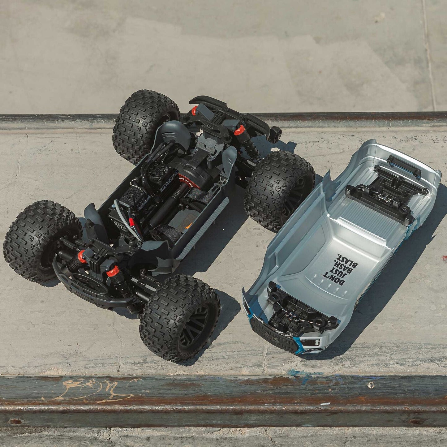 Arrma 1/10 GRANITE 223S DSC 4X4 RTR Brushless Monster Truck, Red