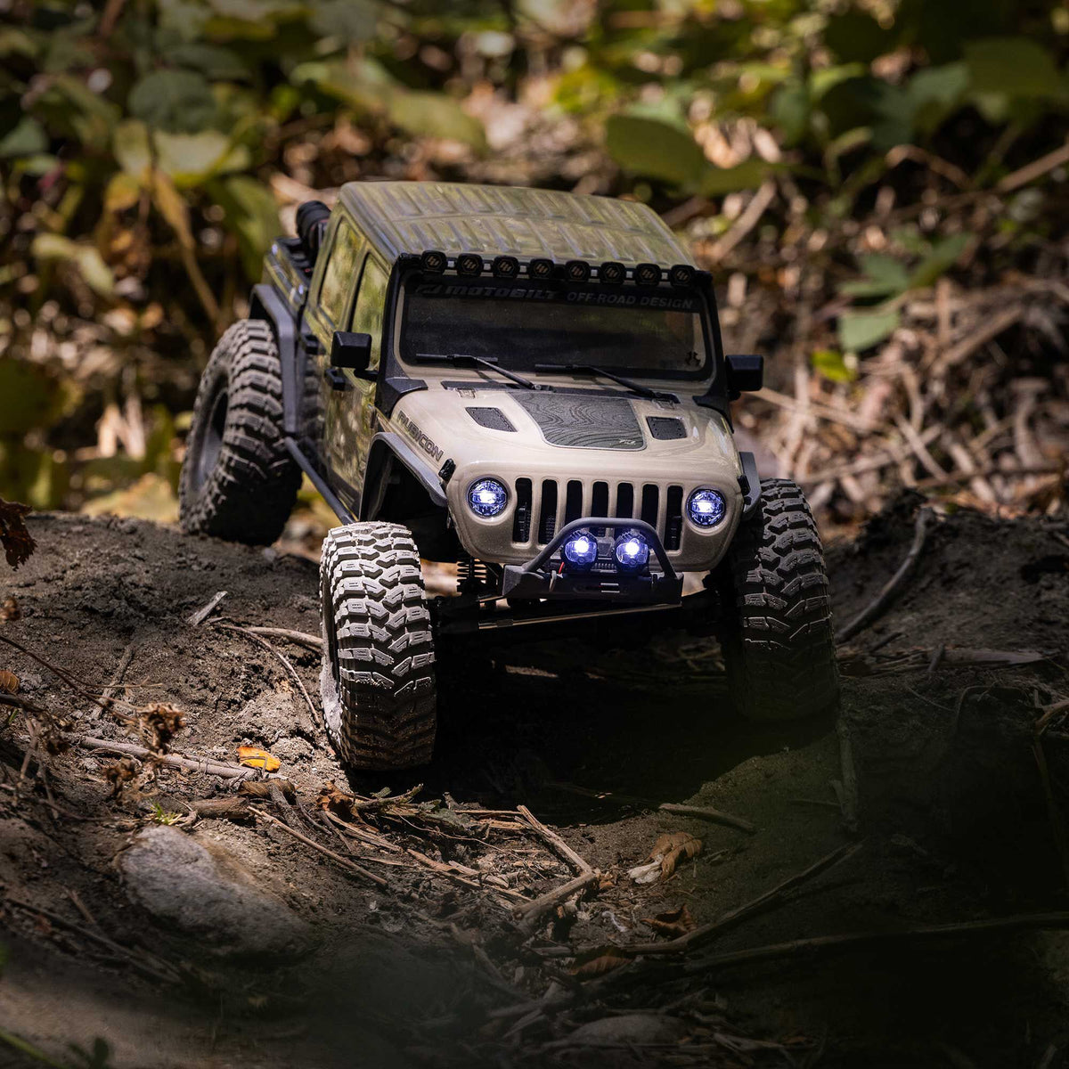 1/10 SCX10 III Motobilt Waypoint Jeep JT Gladiator 4X4 RTR Brushed Rock Crawler, Tan