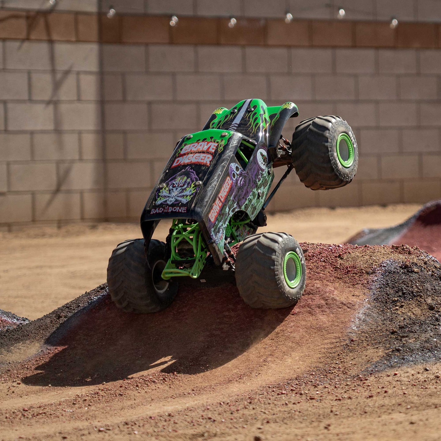 LMT 2.0: 4wd Solid Axle Monster Truck RTR - Grave Digger