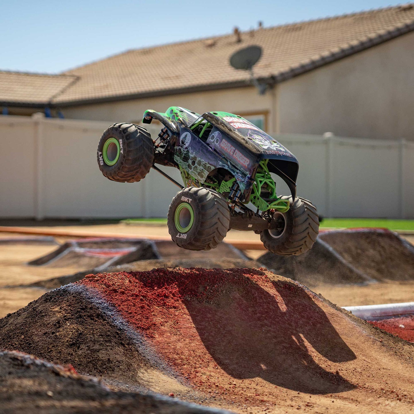 LMT 2.0: 4wd Solid Axle Monster Truck RTR - Grave Digger