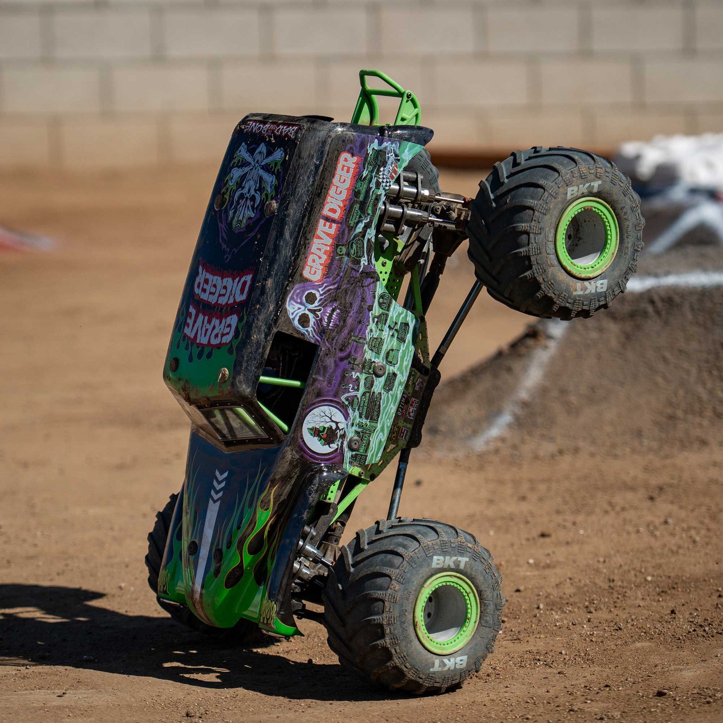 LMT 2.0: 4wd Solid Axle Monster Truck RTR - Grave Digger