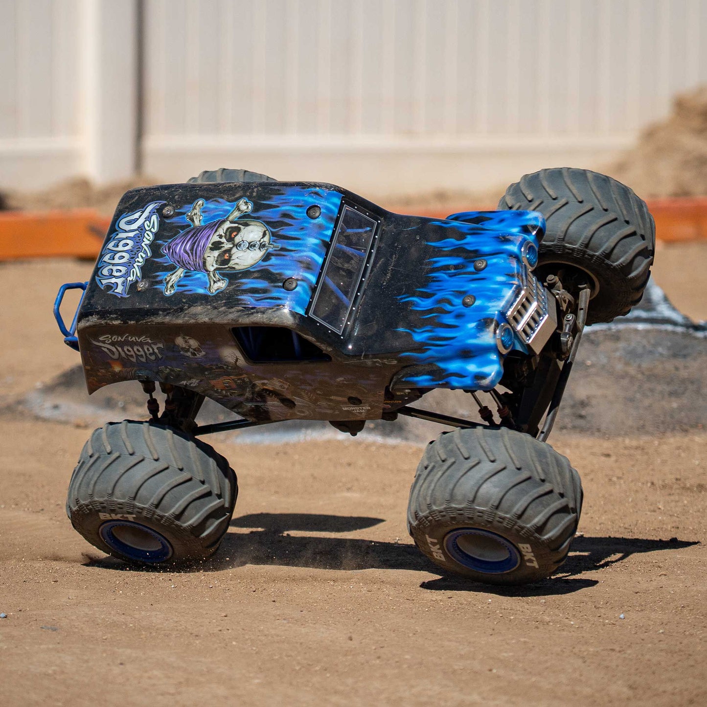 Losi LMT 2.0: 4wd Solid Axle Monster Truck RTR - Son-Uva Digger